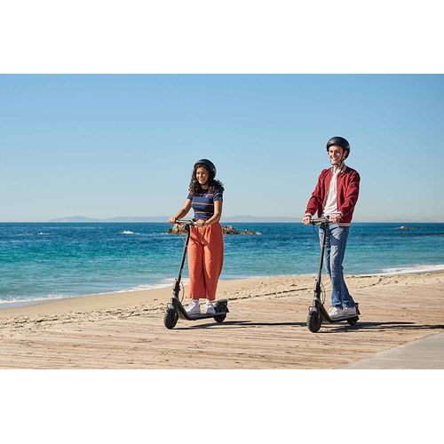 KickScooterE2series_Lifestylepicture_manandwomanriding_klein-id732-juin25.jpg