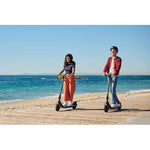 KickScooterE2series_Lifestylepicture_manandwomanriding_klein-id732-juin25.jpg