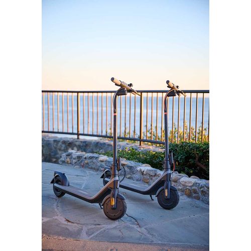 KickScooterE2series_Lifestylepicture_standingskyview_klein-id732-juin25.jpg